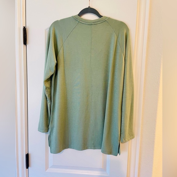 Banana Republic Long Sleeved V Neck Top NWT - Picture 3 of 4